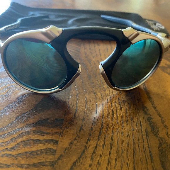 Oakley Polarized Madman Special Edition Sunglasses in Brand New Condition - Picture 5 of 16